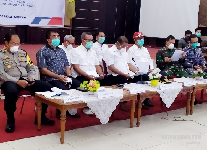 Ketua DPRD Kabupaten Karimun, M. Yusuf Sirat bersama Bupati Karimun Aunur Rafiq dan FKPD Kabupaten Karimun sedang melakukan teleconfrence